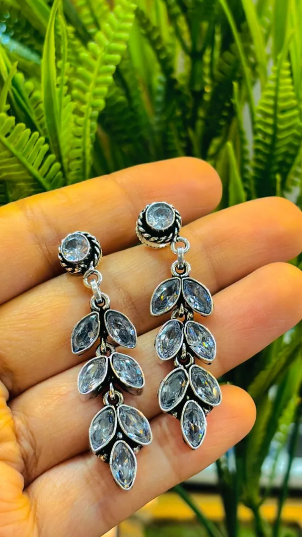 Silver_Tops_in_leaf_pattern_with_white_color_studs