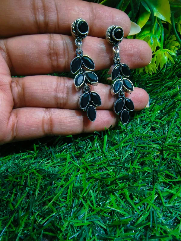 Silver_Tops_in_leaf_pattern_with_black_color_studs