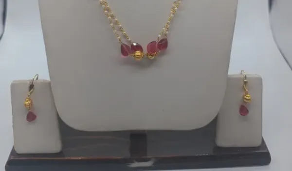 Gold_Elegant_Beads_Necklace_With_Pearls_For_Women