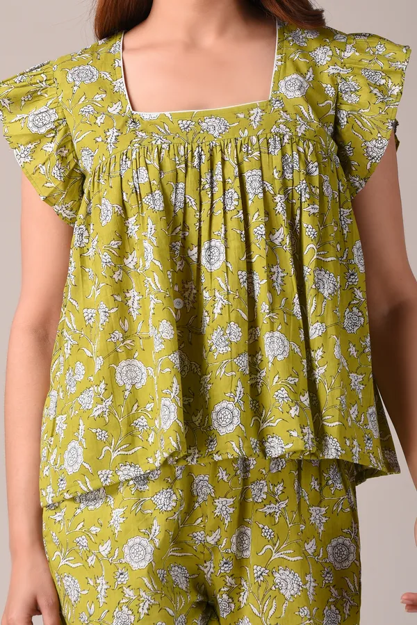 Olive_Floral_Printed_Pure_Cotton_Nightsuit_and_Loungewear_(Top_&_Shorts_Set)