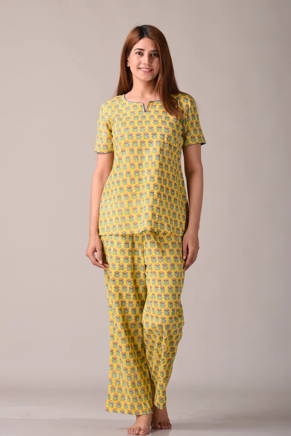 Yellow_Paisley_Printed_Pure_Cotton_Nightsuit_and_Loungewear_(Top_&_Pyajama_Set)