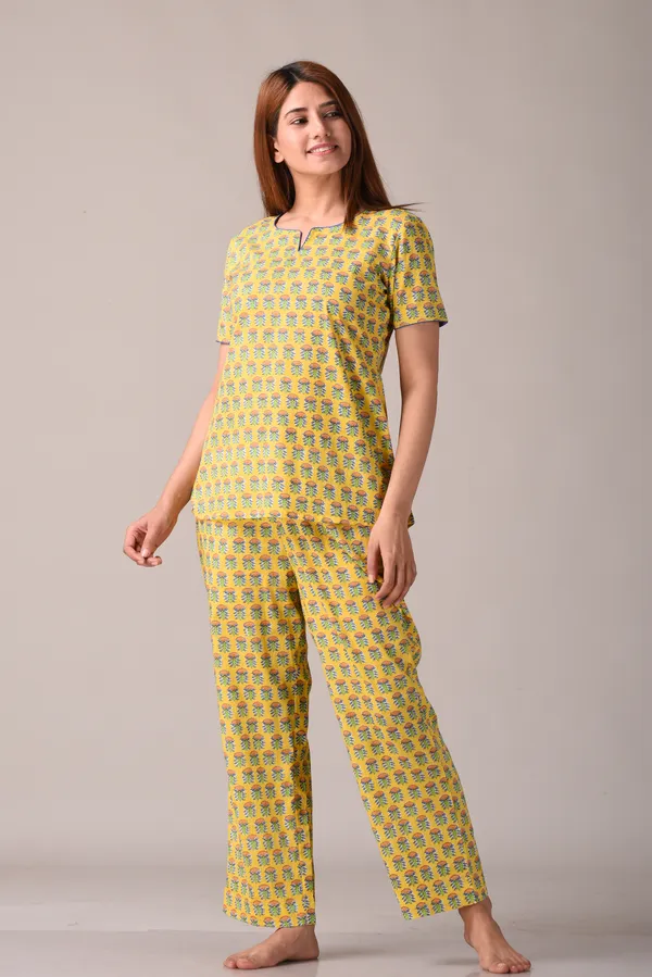 Yellow_Paisley_Printed_Pure_Cotton_Nightsuit_and_Loungewear_(Top_&_Pyajama_Set)