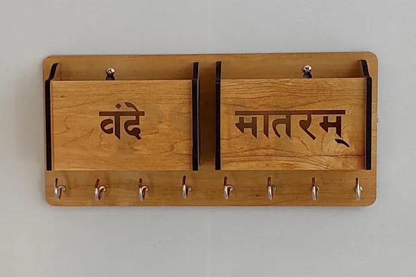 Ivory_Wooden_Key_Holder_With_Storage_Box