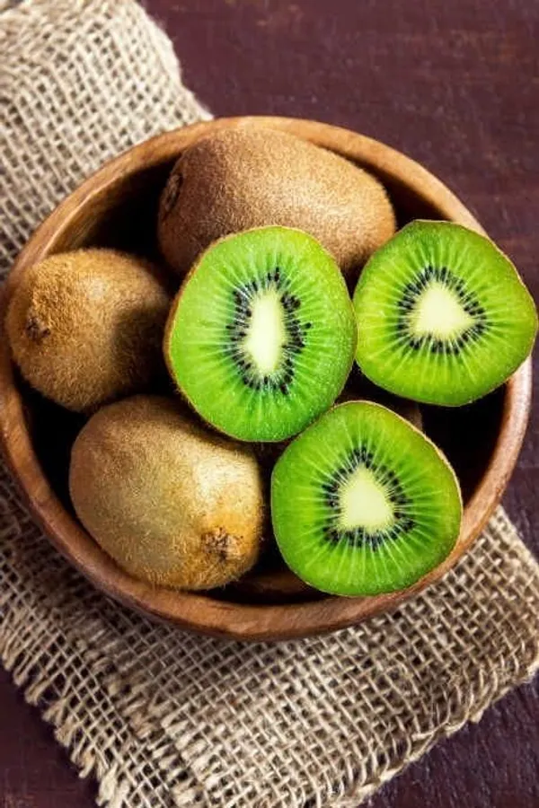 Green_Kiwi_Fruit_Plant