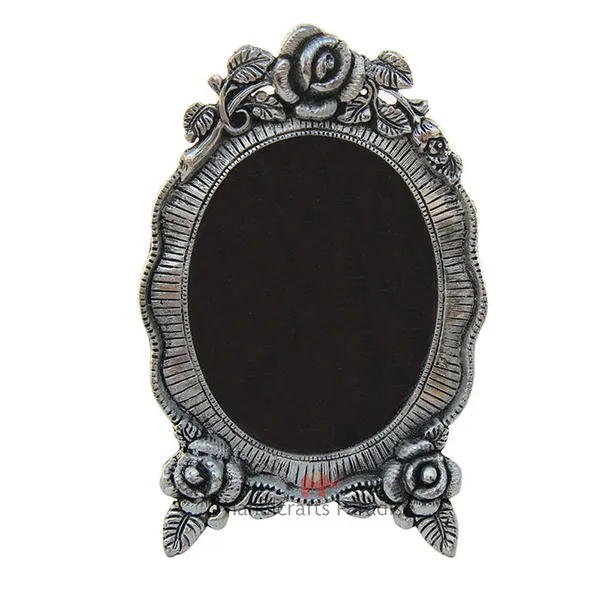Silver_Oval_Shaped__Photo_Frame_With_Floral_Motif