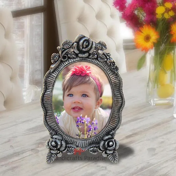 Silver_Oval_Shaped__Photo_Frame_With_Floral_Motif