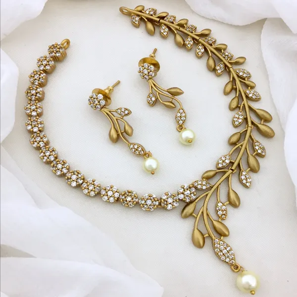 Golden_Beautiful_Floral_Design_Choker_Set_For_Women