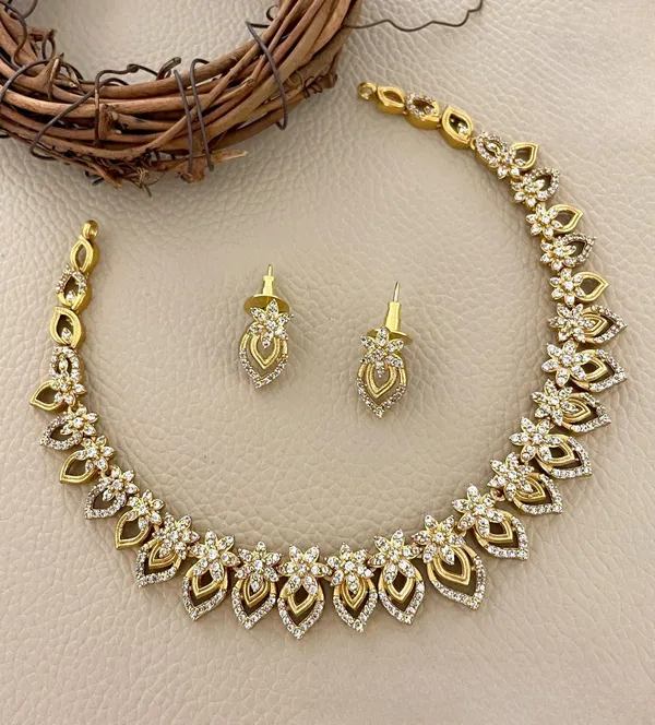 Golden_Beautiful_Minimal_Elegant_Leaves_Necklace_Set_For_Women