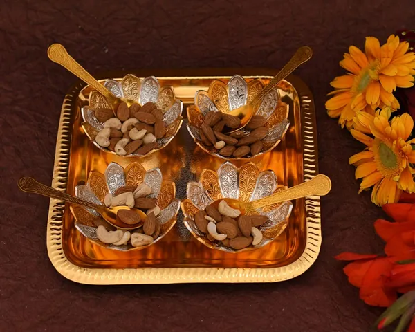 Silver_Plated_Metal_Bowl_Set_With_Red_Velvet_Box_|_4_Bowl_with_4_Spoon_&_1_Tray