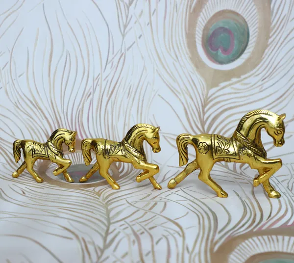 Golden_Metal_Horse_Famiy_Set_Of_3_For_Good_Luck_Home_Decor_Gift_Item_Decorative_Showpiece