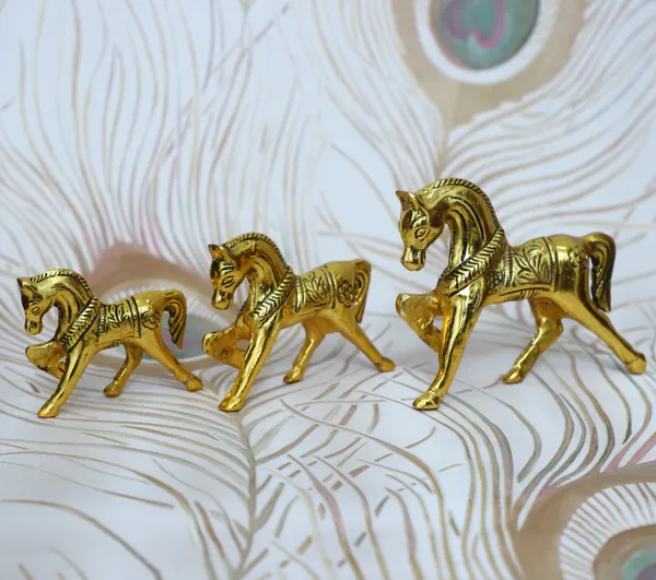 Golden_Metal_Horse_Famiy_Set_Of_3_For_Good_Luck_Home_Decor_Gift_Item_Decorative_Showpiece