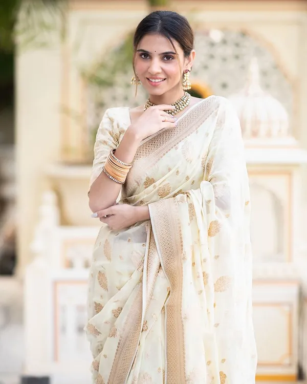 Beige_Soft_Cotton_Weave_Saree_With_Unstitched_Blouse_For_Women