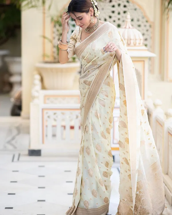 Beige_Soft_Cotton_Weave_Saree_With_Unstitched_Blouse_For_Women