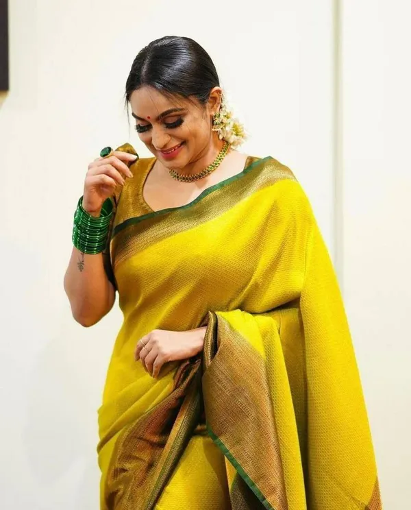 Yellow_Embellished_Banarasi_Jacquard_Saree_(Yellow)_For_Women