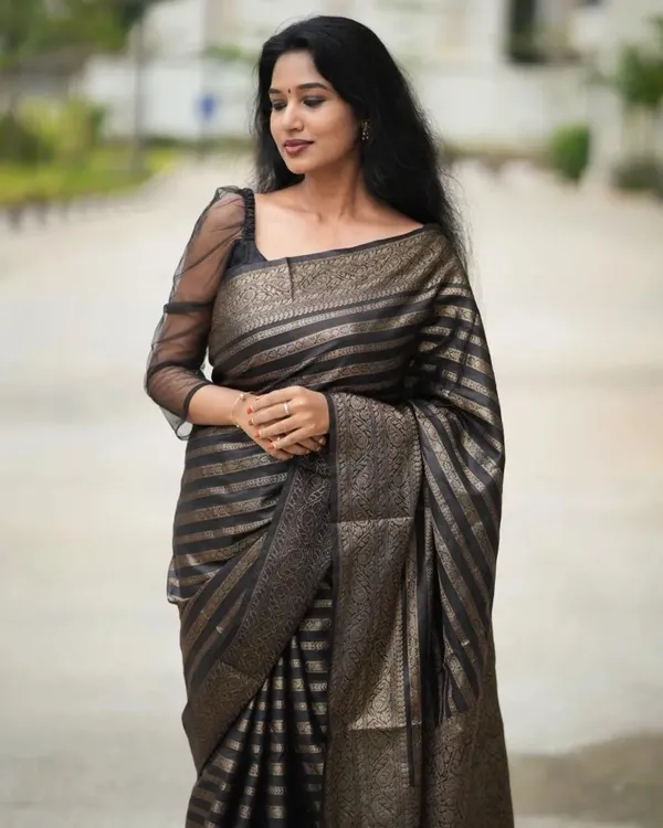 Black_Kanjivaram_Silk_Saree_For_Women