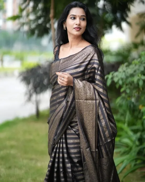 Black_Kanjivaram_Silk_Saree_For_Women