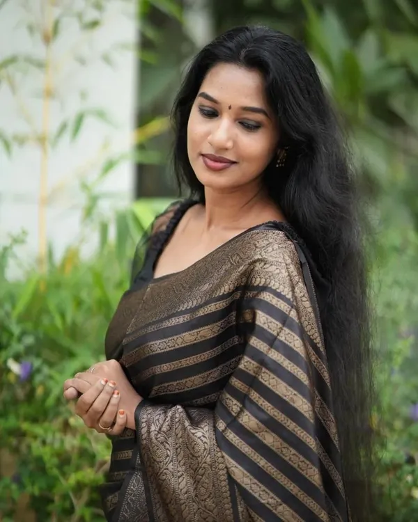 Black_Kanjivaram_Silk_Saree_For_Women