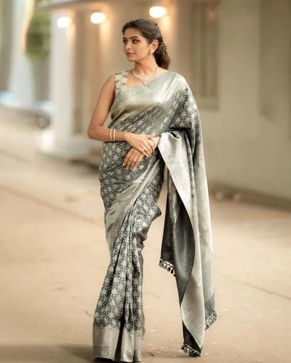Grey_Kanjivaram_Silk_Saree_For_Women