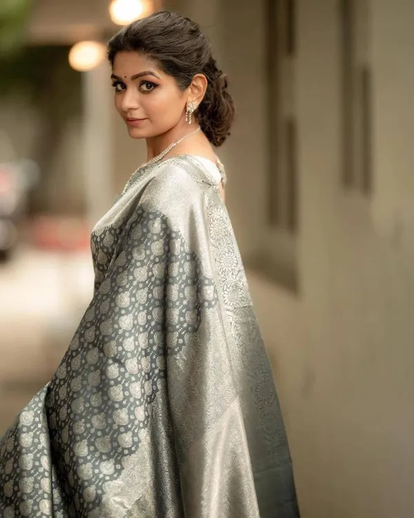 Grey_Kanjivaram_Silk_Saree_For_Women