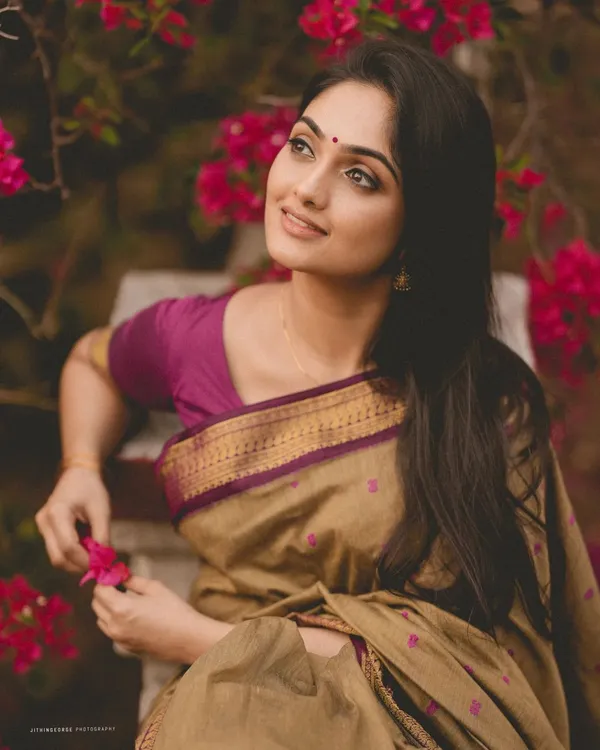 Beige_Green_Pure_Banarasi_Saree_For_Women