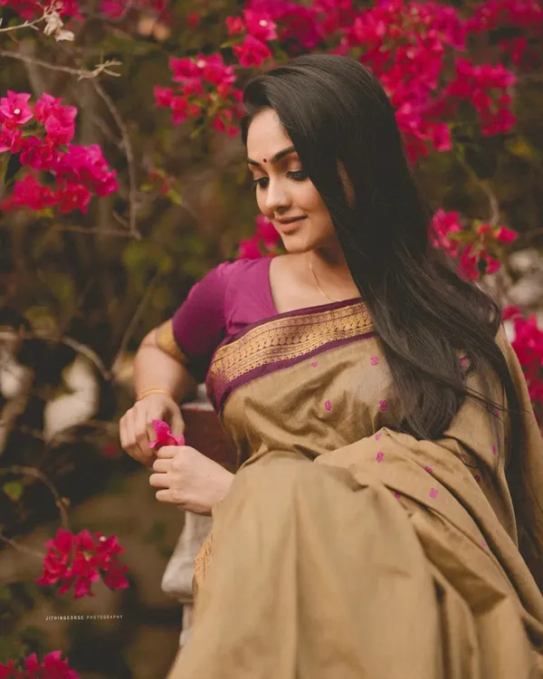 Beige_Green_Pure_Banarasi_Saree_For_Women