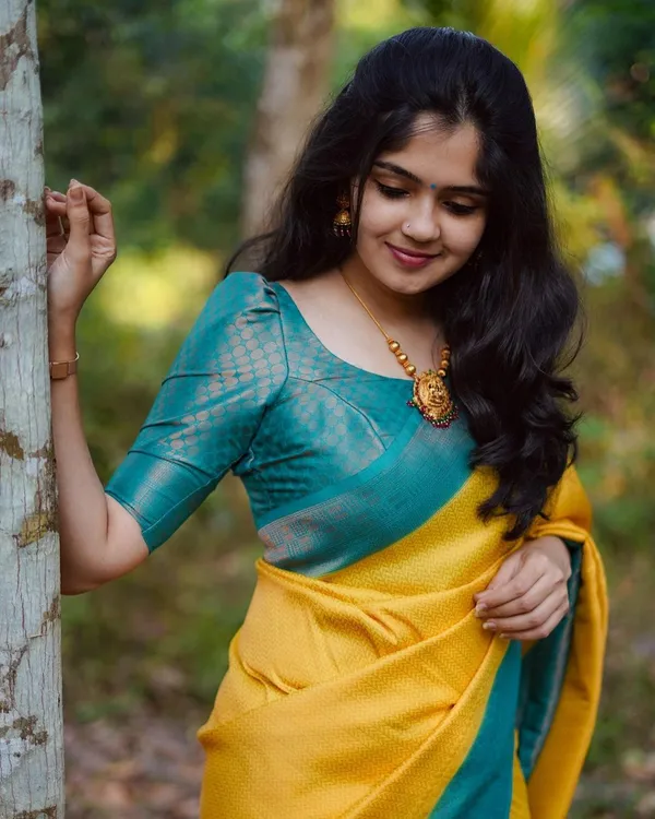 Yellow_Pure_Banarasi_Saree_For_Women