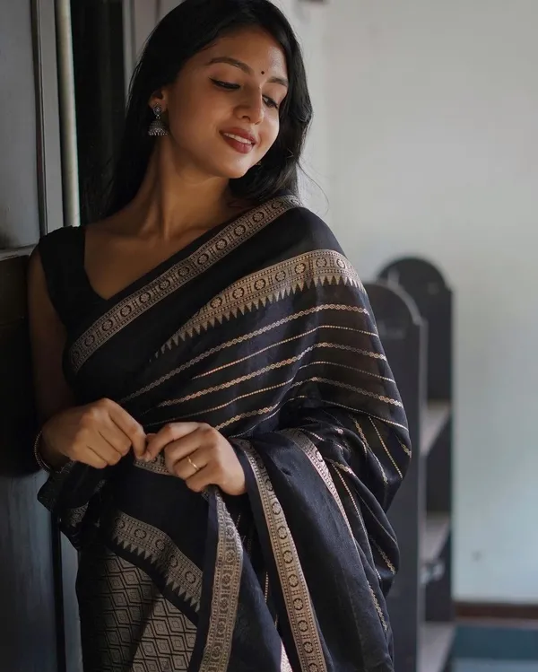 Black_Kanjivaram_Silk_Saree_For_Women