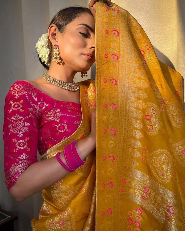 Yellow_Pure_Banarasi_Saree_For_Women