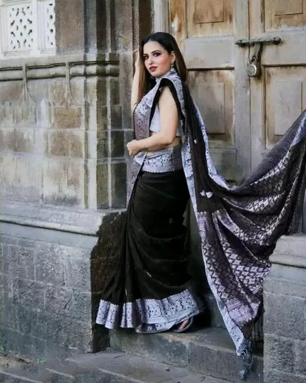 Black_Woven_Banarasi_Jacquard_Saree_For_Women