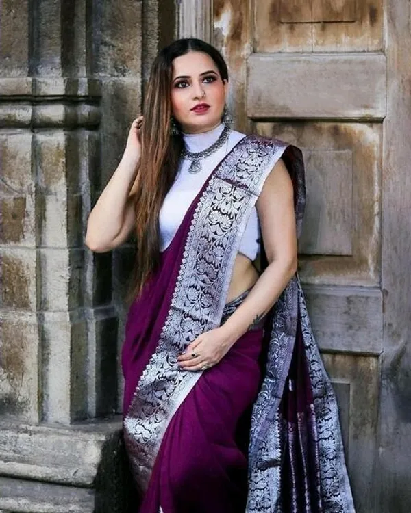 Magenta_Woven_Banarasi_Jacquard_Saree_With_Blouse_(Magenta)_For_Women