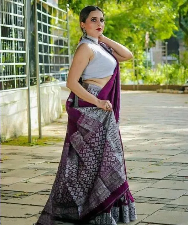 Magenta_Woven_Banarasi_Jacquard_Saree_With_Blouse_(Magenta)_For_Women