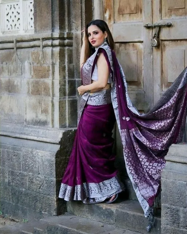 Magenta_Woven_Banarasi_Jacquard_Saree_With_Blouse_(Magenta)_For_Women