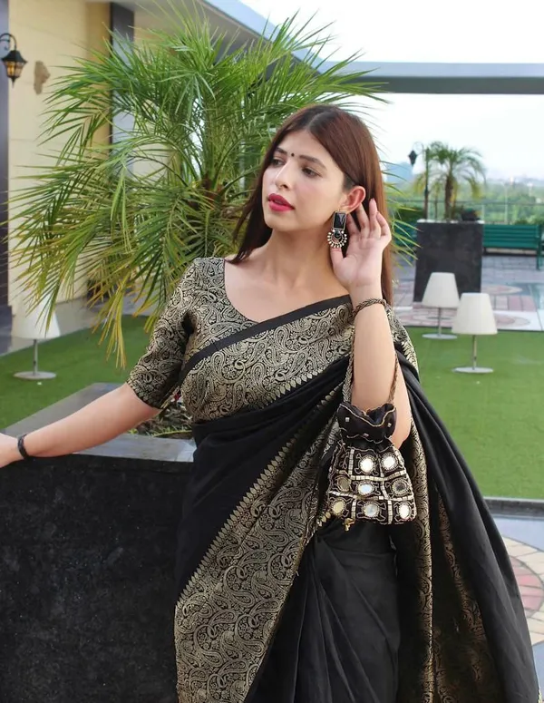 Black_Kanjivaram_Silk_Saree_For_Women