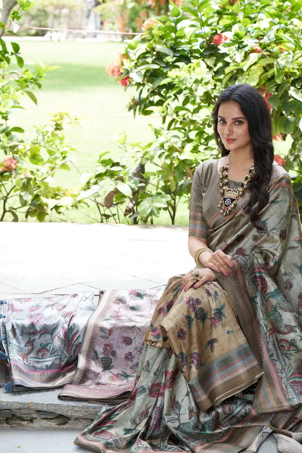 Green_Jacquard_Weaved_With_Fancy_Jari_Rich_Pallu_Border_With_Digital_Printed_Saree_With_Blouse